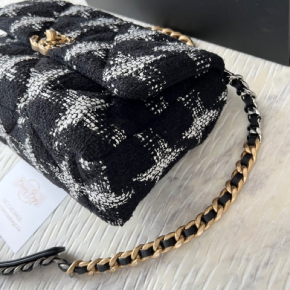 CHANEL 19 BAG (AUTHENTIC) - Picture 7 of 12